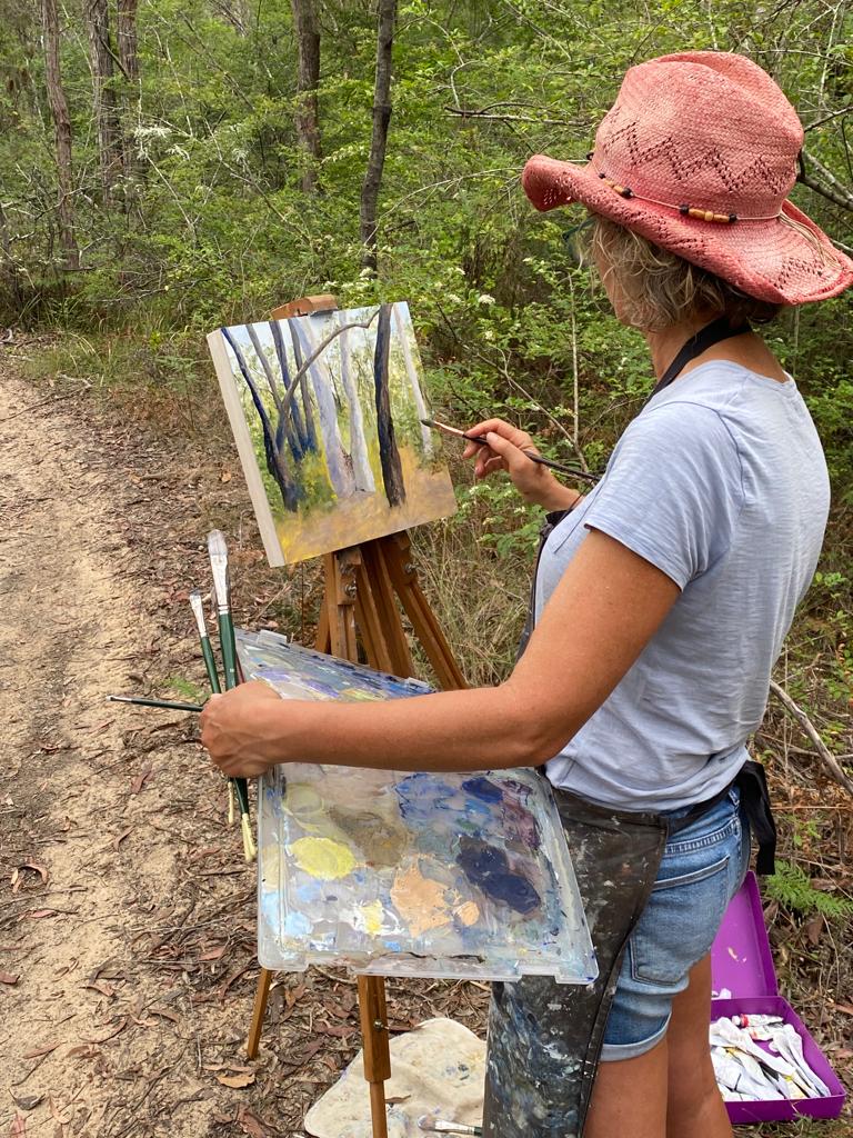 Corinne Loxton painting in the blue mountains